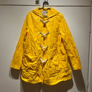 Regnkappa från Asos strl 40 / M - För lättare nederbörd.  Titta gärna på mina andra annonser!