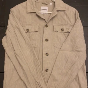 Lindebergh Overshirt cotton linen  - Säljer en lindebergh Overshirt då den bara ligger i garderoben. Nypris: 899kr Mitt pris: 450kr (pris går att diskuteras)