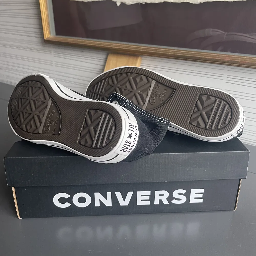 Säljer ett par converse sneakers som är helt oanvända och är i top skick.. Skor.