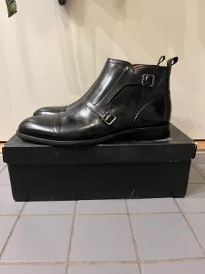 Munkspänne boots  - Säljer dessa munkspänne boots i läder från Dahlin, nypris ca 2000 men eftersom att de inte används säljs de. Grymma kängor som kan kläs upp och ner. Perfekt under vintern. Skicka frågor!!