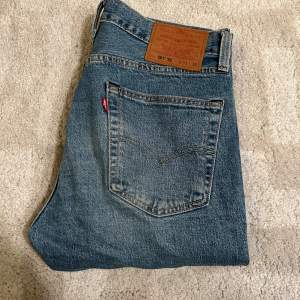 Säljer dessa klassiska Levis 501 jeans, väldig bra skick. Nypris 1300kr, skriv vid fler funderingar.
