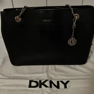 Väska från DKNY, knappt använd. Inga skavanker. Självklart äkta! Dustbag medföljer