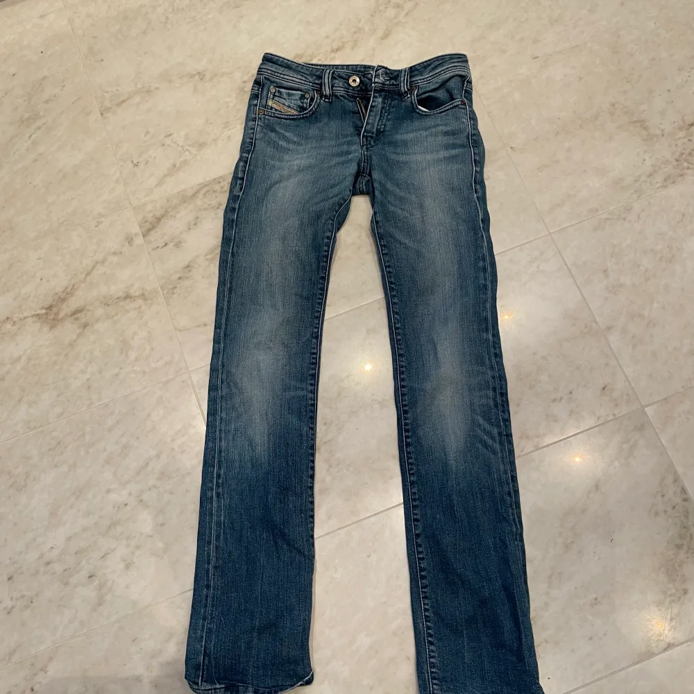 Fina diesel jeans, säljer då jag inte får på mig de längre💗. Jeans & Byxor.