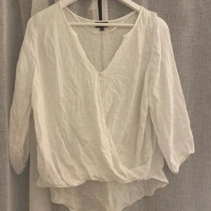 Vit blus med trekvartsärm - Fin blus som jag ej får andvändning av längre 
