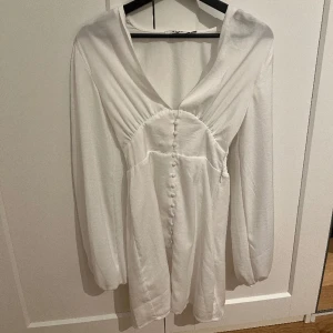 Klänning - Säljer min studentklänning från Nakd, använd endast en gång:)