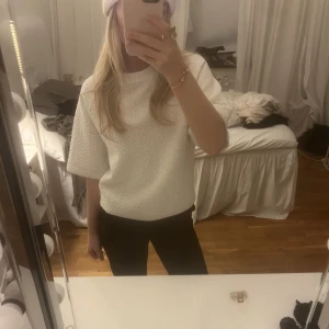 Tröja, Tshirt  - En så fin tshirt i ett tjockare material❤️ Storlek Xs men mer som S