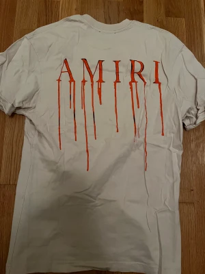 Amiri tshirt - Amiri T-shirt strlk M , passar även S.  Knappt använd men klipp av märket vid nacken då det stör mig. Skynda fynda , grymt snygg T-shirt !! 😊