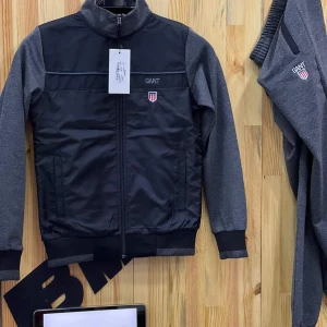 Märkeskläder - LV & Gant & Philipp plein Helt oanvända och helt nya! Stl M & L & XL  ÄKTA MÄRKESKLÄDER! Skickas med Postnord eller Instabox.. 