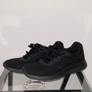 Nike, skor - Hej! Gott skick. Nike sport skor. Gym skor. Löpning skor. Regular, passar till allt. 