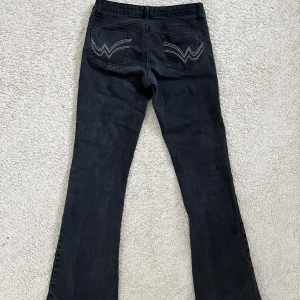 Lowwaist jeans - Snyggaste lågmidjade bootcut jeansen. Innerben är 73 cm och midjan är 37 cm tvärs över, jeansen är lite stretchiga i materialet. Skriv vid frågor💕