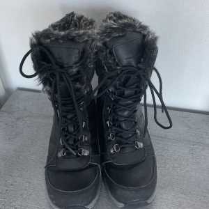 Vinterskor - Ett par fina vinterskor från Intersport, de är i strl 38 och i bra skick.