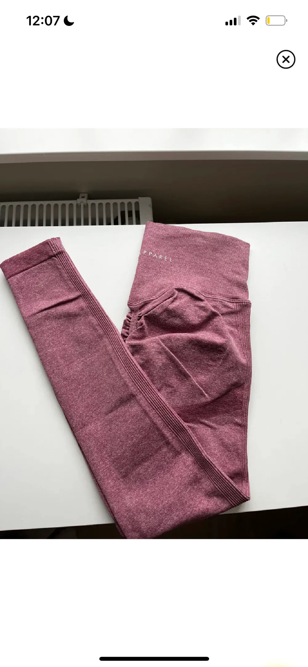 Tränings tights i en fin rosa  färg som tyvärr aldrig kommit till användning❣️ Nypris 380kr. Jeans & Byxor.
