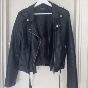Skinnjacka stl M - Köpt på Lager 157