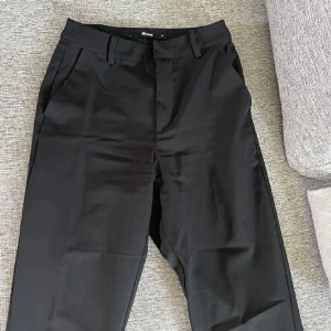 Kostymbyy - Säljer mina kostymbyxor från Bikbok som inte används längre ☺️