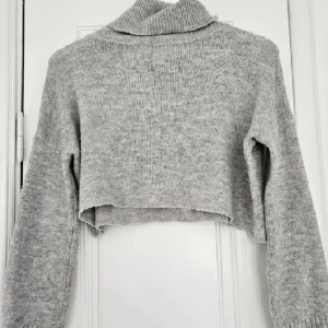 Sitckad topp - Snygg stickad topp med hög hals💗 står ej märke eller stl men sitter som xs/s. Flyttar så säljer fler plagg under 50 kr på min sida💗