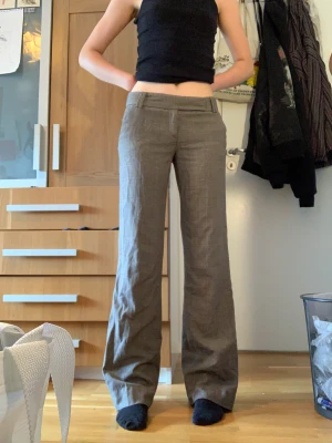 Y2k lågmidjade kostymbyxor - Jättefina vida, lågmidjade kostymbyxor från Zara. Skulle gissa sent 90-tal. Bakfickorna är fake men framfickorna är rymliga och går bra att använda. Säljer p.g.a platsbrist💖 