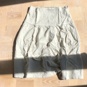 Kjol - Snygg kjol i ljusgrått/ vitt. Bra kvalitet och köpt second hand :) ändast provad en gång. Har inga slitningar men en mindre fläck på baksida, längre ned (se sista bild) fläcken var där när köpt second hand
