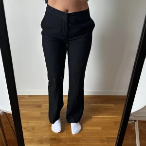 Svarta raka kostymbyxor  - Svarta raka kostymbyxor, som referens är jag 167cm lång