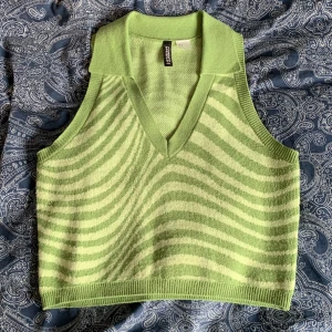 Grön väst - Denna gröna väst är från hm och är nästan helt oanvänd!!!
