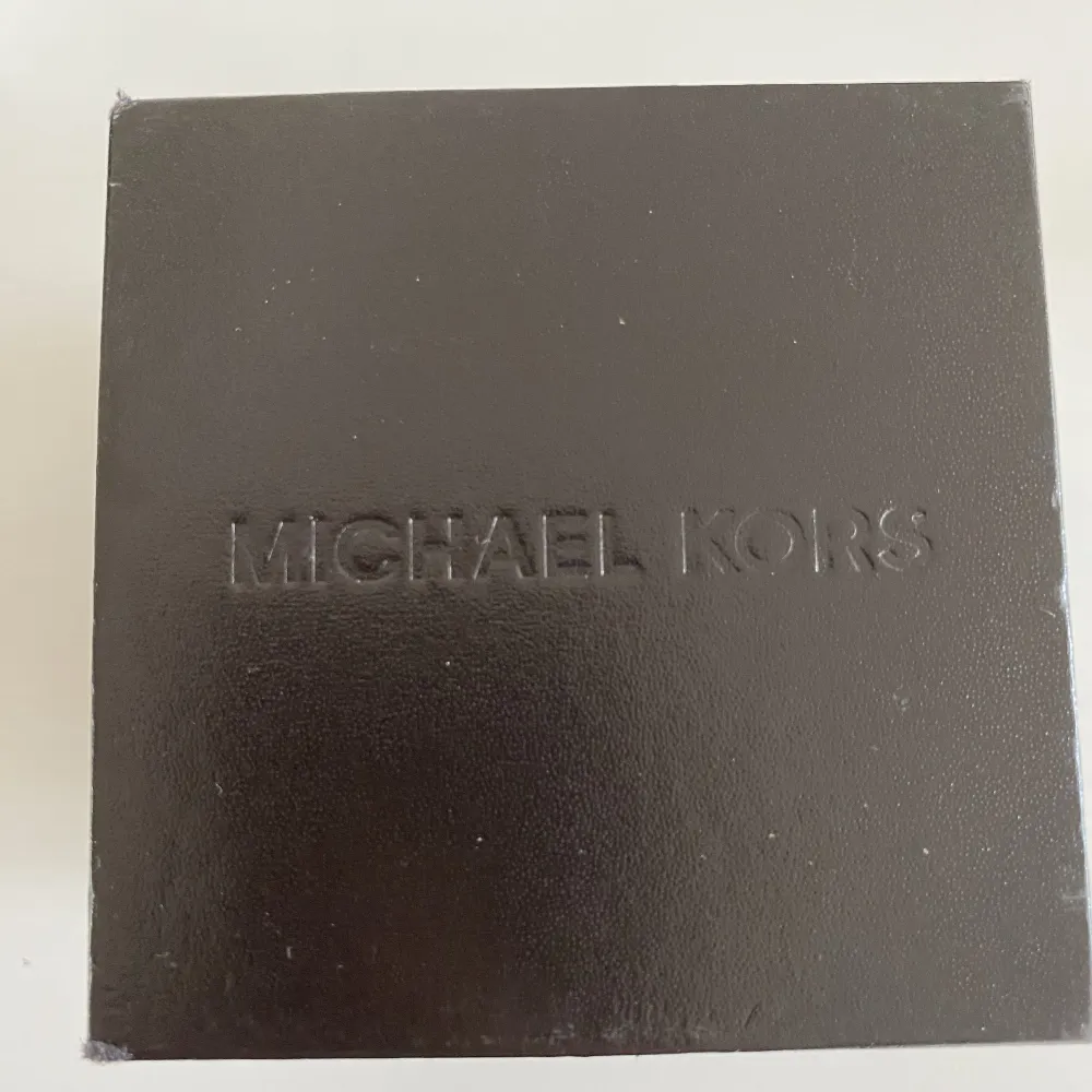 Säljer en äkta Michael Kors klocka i färgen rosé. Klockan är i fint skick och är inköpt i USA. En extra länk medföljer. Batteriet behöver bytas. Finns att hämta i Torslanda. Skickar endast med spårbar frakt. Köparen står för frakten. Prutat och klart!. Accessoarer.