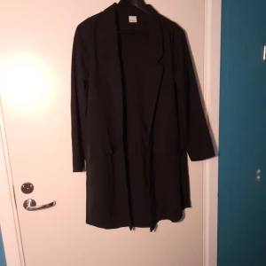 Svart Gina tricot Storlek 34 Kofta/Kappa - Svart Gina tricot Storlek 34 Kofta/Kappa med falska fickor   Andvänd 2 ggr innan jag fick inse attd en var för liten.   Obs, hund finns i hemmet   Fraktas enligt överenskommelse. Frakten bekostas av köparen.  PRISET GÅR ATT FÖRHANDLA