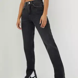 Säljer dessa jeans från Gina då de är förstora för mig. Använda men absolut inte slitna. Skriv för fler bilder!!💛