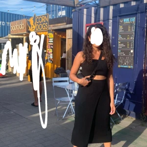 Finstickad kjol - Nyskick. S 100 kr