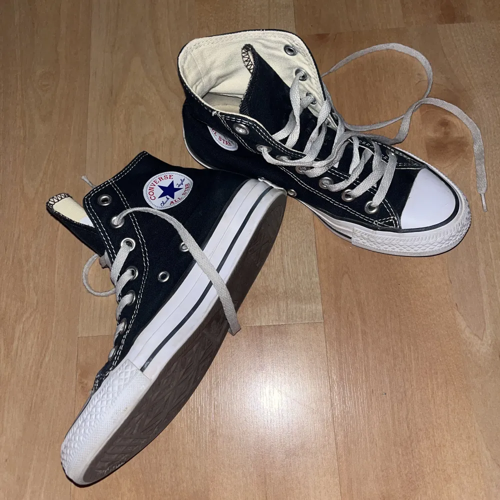 Säljer mina Converse i storlek 36 då de inte passar💗 väldigt sparsamt använda och sååå snygga❤️‍🔥😻köpta för 800kr och säljs för 500💗💗. Skor.