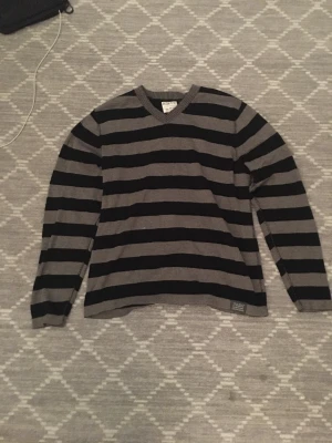 Oversized y2k tröja - Säljer vintage oversized tröja från second hand. Har bara använt några ggr men är för stor för mig men i bra skick. Skriv för fler frågor !!