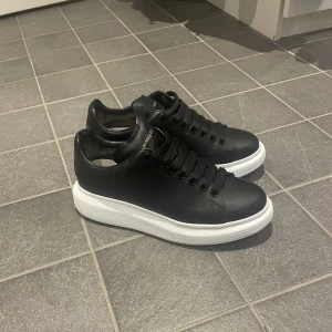 Alexander Mqueen skor - Endast använda väldigt fåtal gånger! I nyskick. Köpta på mytheresa.