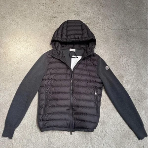 Moncler cardigan  - Säljer nu denna ljusgråa moncler cardigan i storlek medium  Hör av er vid frågor eller funderingar!  