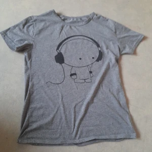 Tshirt  - Grå Tshirt av okänd tillverkare i ca storlek S/M (lapp saknas)  Gratis vid köp av flera varor.  Säljes tvättad från rökfritt hem. Obs, hund finns i hemmet   Fraktas enligt överenskommelse. Frakten bekostas av köparen.