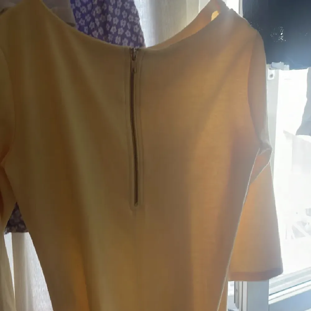Säljer den här gula klänningen från vila , den är använd några gånger men inga hål eller ngt annat❤️. Klänningar.