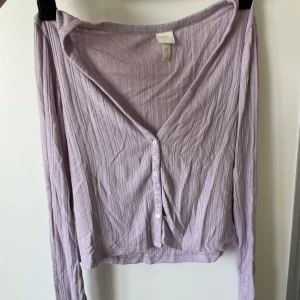 Lila tröja  - Lila tröja med knappar. Storlek M. Bra skick. 