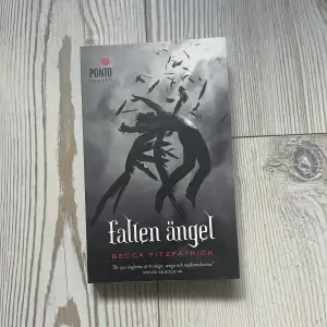 Fallen ängel, på svenska. Pocket i nyskick med hel rygg. Första boken i serien. Jag säljer massa fler böcker, Samfrakta gärna🙏🏼