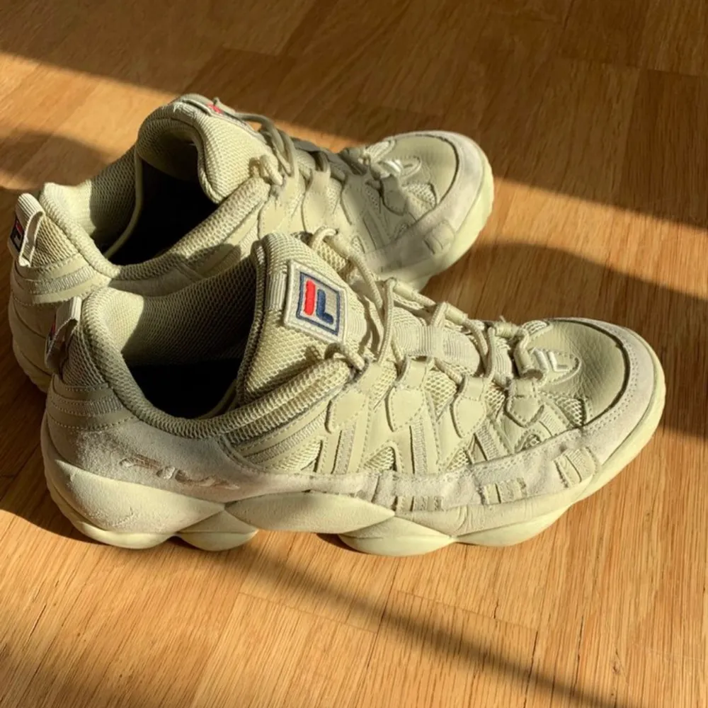 Fila spaghetti lows knappt använda, för små för mig tyvärr. Liknar yeezy 500 om man är kreativ, väldigt sköna och clean. Skor.