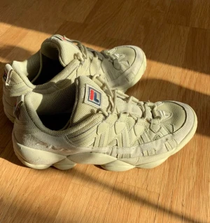 Fila skor - Fila spaghetti lows knappt använda, för små för mig tyvärr. Liknar yeezy 500 om man är kreativ, väldigt sköna och clean
