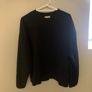 Svart sweatshirt - Svart sweatshirt från Gina i stl S blev för liten på mig så har nu köpt en större stl till mig knappt använd❤️