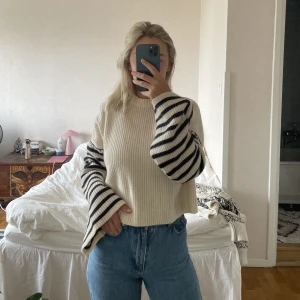 & other stories  - Stickad tröja i storlek S.