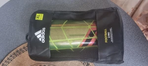 Benskydd fotboll - Benskydd från adidas.  Strumpor köper man till seperat. 