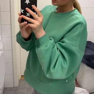 SWEATSHIRT  - Grön oversized sweatshirt jätte fin och mysig från NELLY stl s passar t m med. Säljes för 150