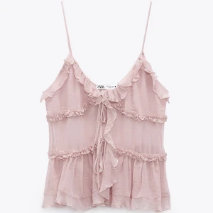 Volang topp zara - Slutsåld topp , så söt volang topp från zara  💞helt ny och endast testad 💓