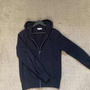 Soft Goaf zip hoodie  - Säljer en Soft Goat zip hoodie som är i bra skick! Storlek M! Hör gärna av dig om du har frågor!