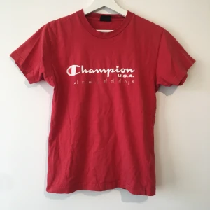 Champions T-shirts  - Köpt secondhand. Texten krackelerar litegrann. 