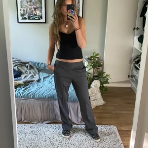 Mörkgrå kostymbyxor lowrise - Hallå!! Hur snygga är inte dessa lowrise baggy kostymbyxor. Perfekt skick dessutom!!!!☠️💕köp på! Jag är 167
