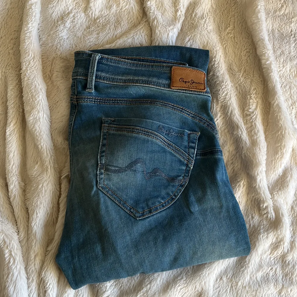 Säljer dessa low straight leg jeans då dom aldrig kommer till användning❤️ skriv för fler frågor/bilder. Priset kan diskuteras . Jeans & Byxor.