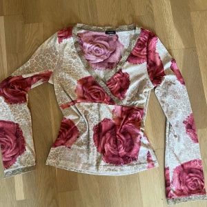 Vintage Y2K topp - Supersöt tröja med rosmotiv. I jättefint skick; storlek medium 