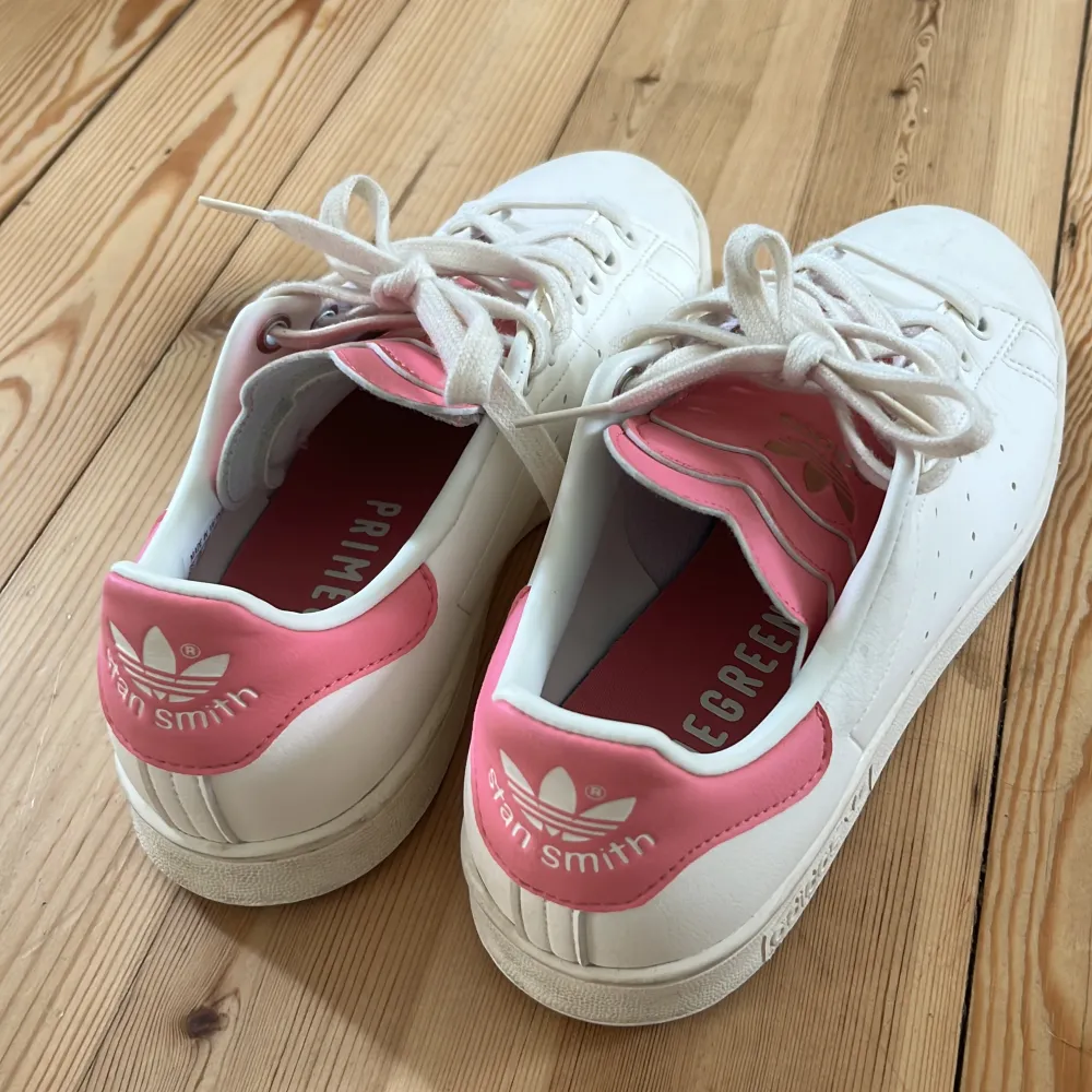 Säljer dessa super snygga rosa stan smith skor då de tyvärr är för små för mig. Skorna är i bra skick och har andvänts 2-3 ggr. Skriv om du vill ha fler bilder eller om du har frågor☺️. Skor.