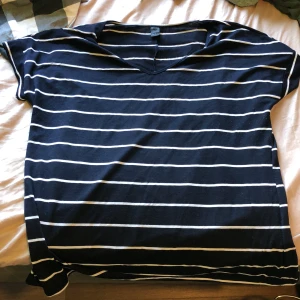 T-Shirt - En randig t-Shirt i lite tunnare kvalitet