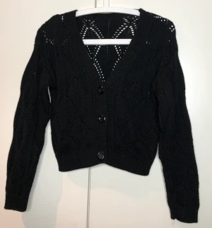 Stickad kofta svart - - Mycket bra skick, använd 1 gång 